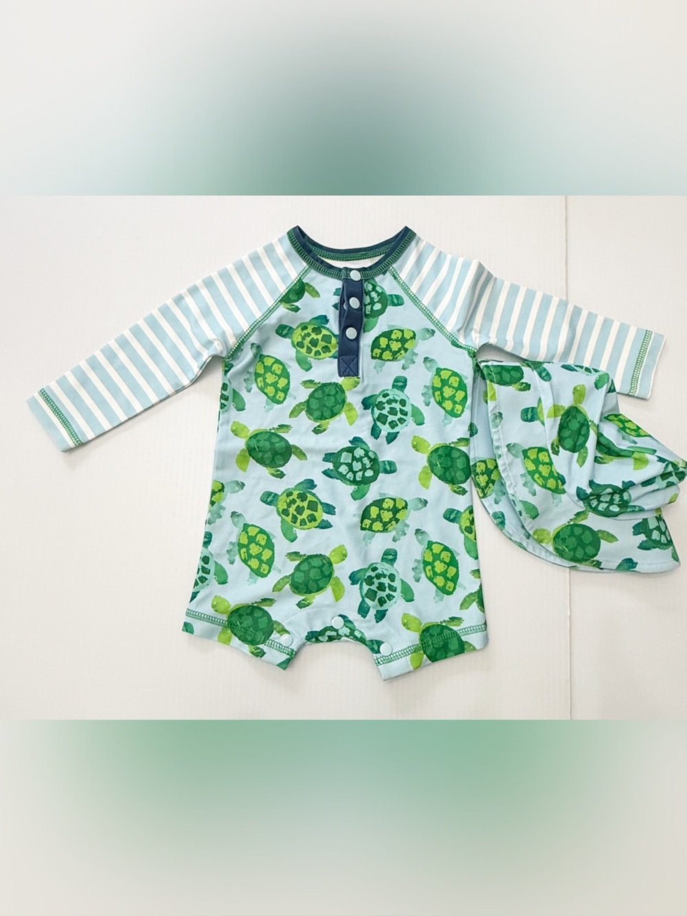 NEW - Mudpie Boys' Turtle Rash Guard Set w Hat - 6 to 9 Months